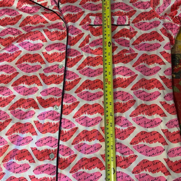 VICTORIA'S SECRET Pink and White Lip Print Pajama Top XL, NWT - Picture 4 of 7